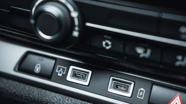 Vauxhall Vivaro Electric Pro - USB ports