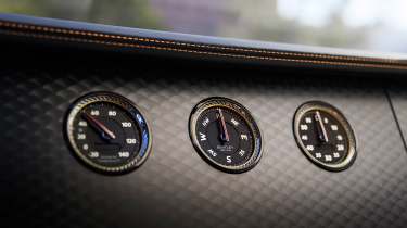 Bentley Flying Spur Speed - clock