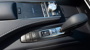 Lexus LC 500h - centre console