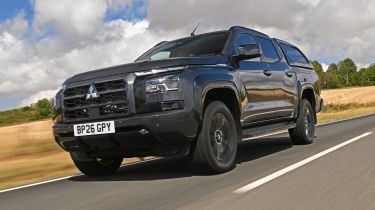Mitsubishi L200 - front tracking