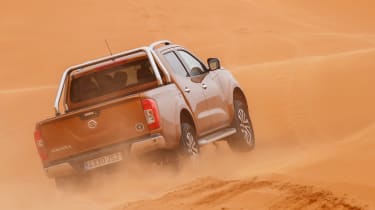 Nissan NP300 Navara pick-up dune - sand sideways