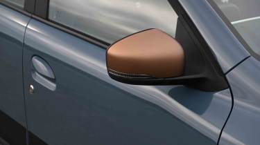 Dacia Spring - door mirror in contrast colour
