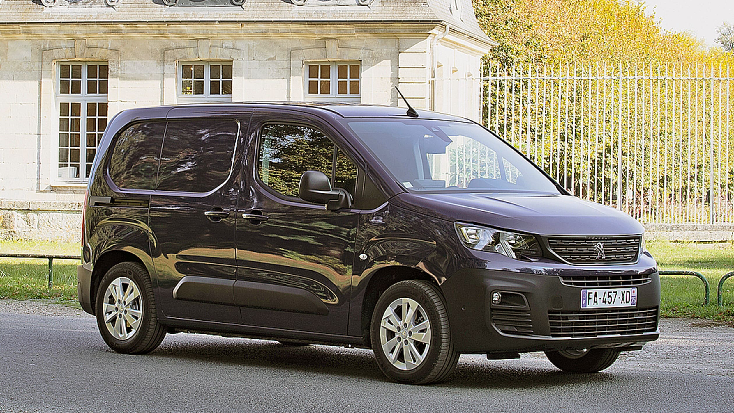 Peugeot partner crossway. Новый Peugeot partner Crossway. Пежо партнер кроссвей 2021. Новый Пежо партнёр 2021. Пежо партнер трехместный фургон.