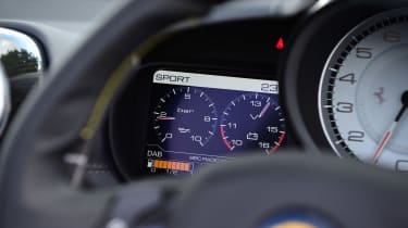 Ferrari California T Handling Speciale - dials