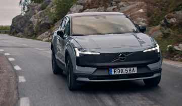 Volvo EX30 Cross Country - front cornering
