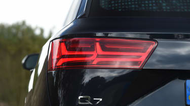 Audi Q7 e-tron - rear light