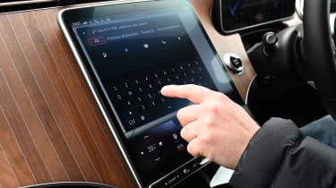 Mercedes EQE 350 - touchscreen