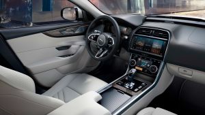 Jaguar%20XE%202020-13.jpg