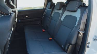 Dacia Jogger Hybrid 155 - mid-row seats