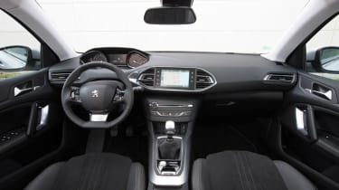 Peugeot-308-SW-BlueHDi-interior