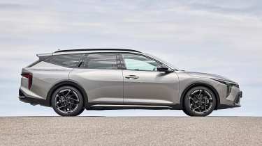 Kia K4 Sportswagon - side static