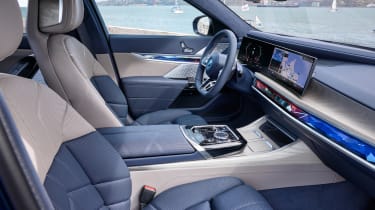 BMW i7 M70 xDrive - front seats
