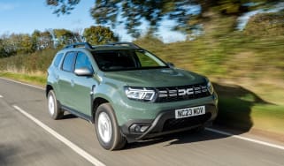 Dacia Duster Commercial -  front tracking