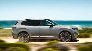 BMW iX5 - side action