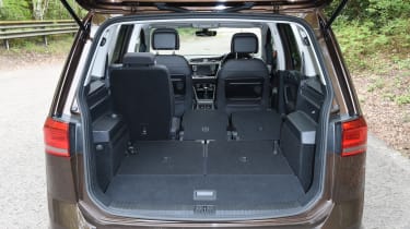 Volkswagen Touran 2016 - boot seats down 2
