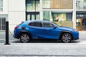 Lexus UX 300e - side