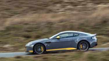 Aston Martin V12 Vantage S 2016 - panning