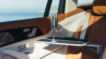 Mercedes-Maybach GLS - table