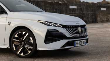 Peugeot 308 Hybrid GT Premium - alloys and lights
