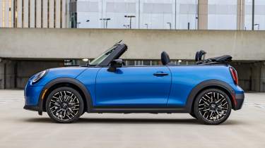 MINI Convertible 2024 - side static