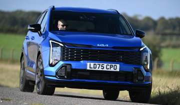 Kia Sportage UK - front cornering