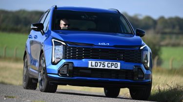 Kia Sportage UK - front cornering