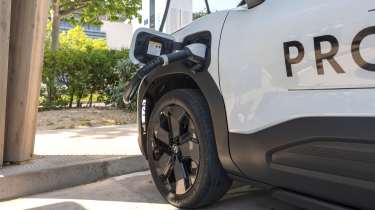 Toyota Urban Cruiser - charging