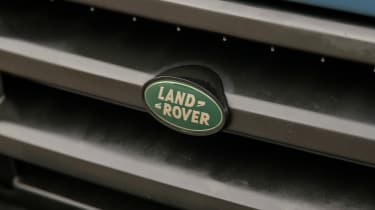 Land Rover Discovery Mk1 - grille badge