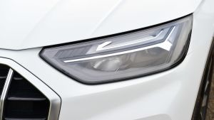 Audi Q5 40 TDI - front lights