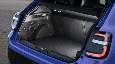 Abarth 600e Scorpionissima - boot 