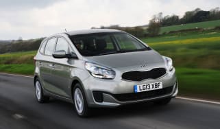 Kia Carens front tracking 2