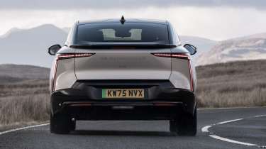DS No8 Hybrid - rear action