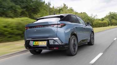 Peugeot E-3008 - rear driver's tracking