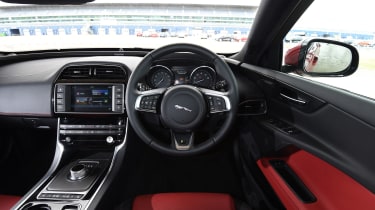 Jaguar XE - interior