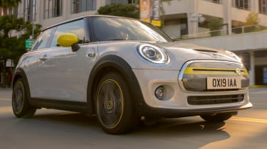 MINI Electric - front 3/4 tracking