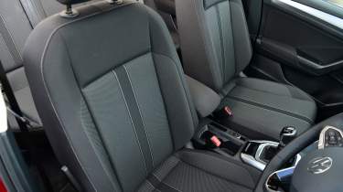 Volkswagen T-Roc - front seats 