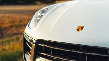 Porsche Macan T - front badge