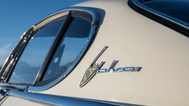 Volvo P1800 — значок задней части автомобиля