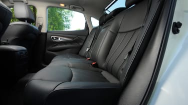 Infiniti M35h GT Premium rear seats