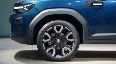 Dacia Bigster - blue front wheel