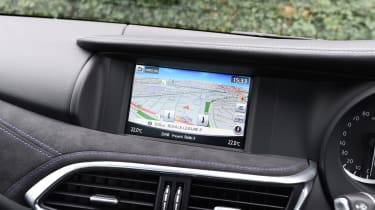 Infiniti Q30 Sport AWD 2016 - screen