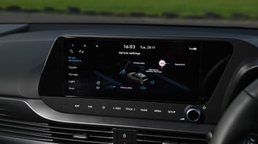 Vauxhall Corsa vs Hyundai i20 - Hyundai infotainment 