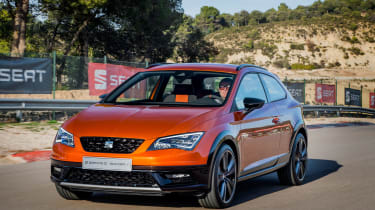 SEAT Leon Cross Sport front tracking