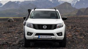 Nissan%20Navara%20AT32.jpg