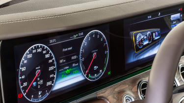 Mercedes E 350 e 2016 - dials