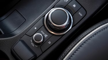 Mazda 2 hybrid - control