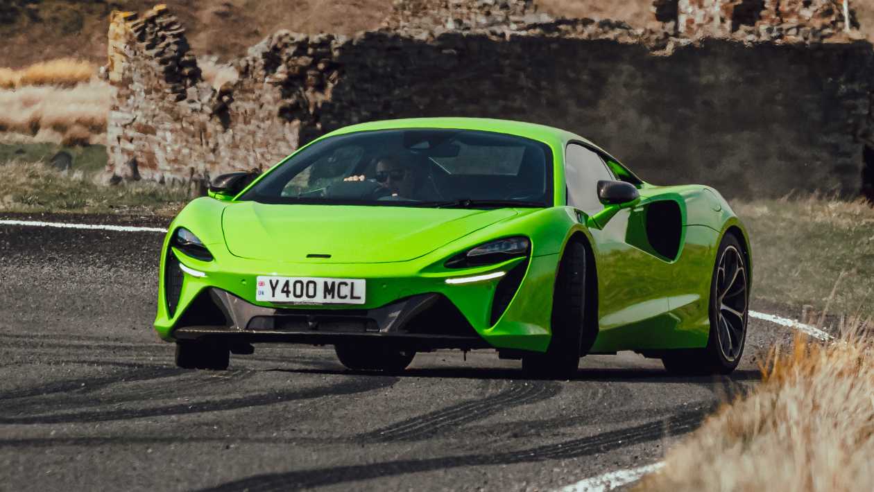 https://media.autoexpress.co.uk/image/private/s--X-WVjvBW--/f_auto%2Ct_content-image-full-desktop%401/v1749140443/evo/2025/06%20June/McLaren%20Artura%202025%20in-depth%20review-13.jpg