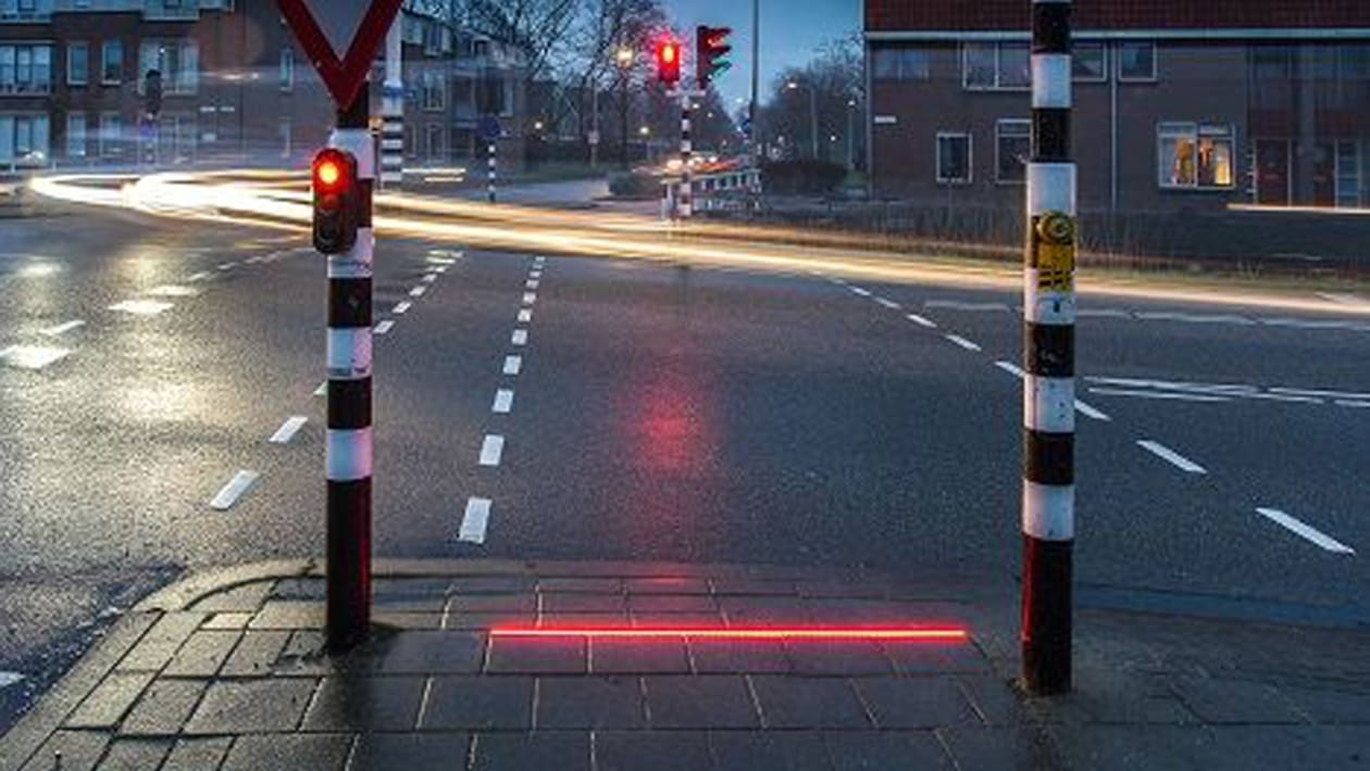 Traffic light tech to help smartphone users cross the road | Auto Express