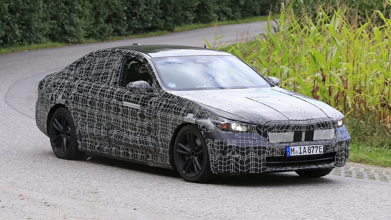 Onbevreesd schuifelen oog New 2023 BMW i5 electric saloon spotted in heavy camouflage | Auto Express