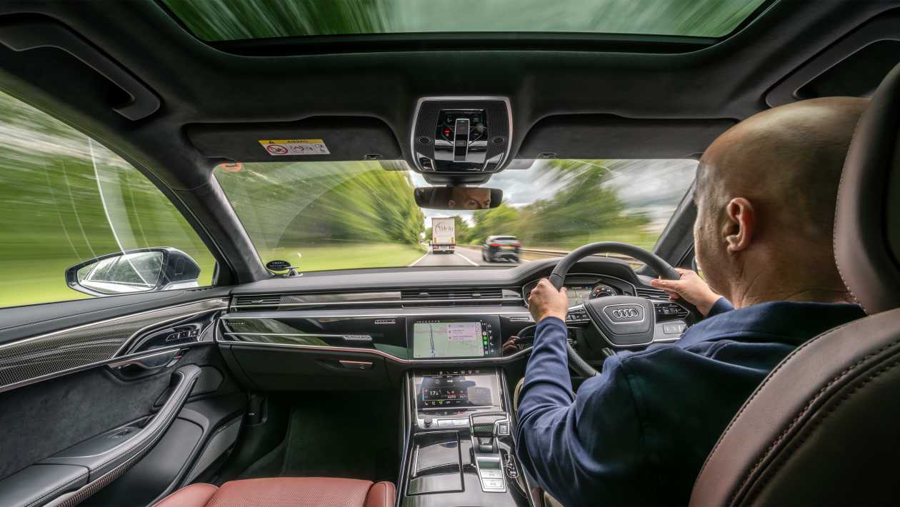 Автоматическое торможение Audi S8 сработало без препятствий, вызвав панику водителя